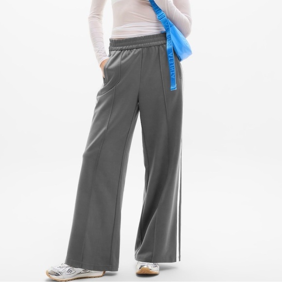 Athleta Pants - Tempo Mid Rise Wide Leg Track Pant
Color: Shadow Grey/Bright White
Size: XS